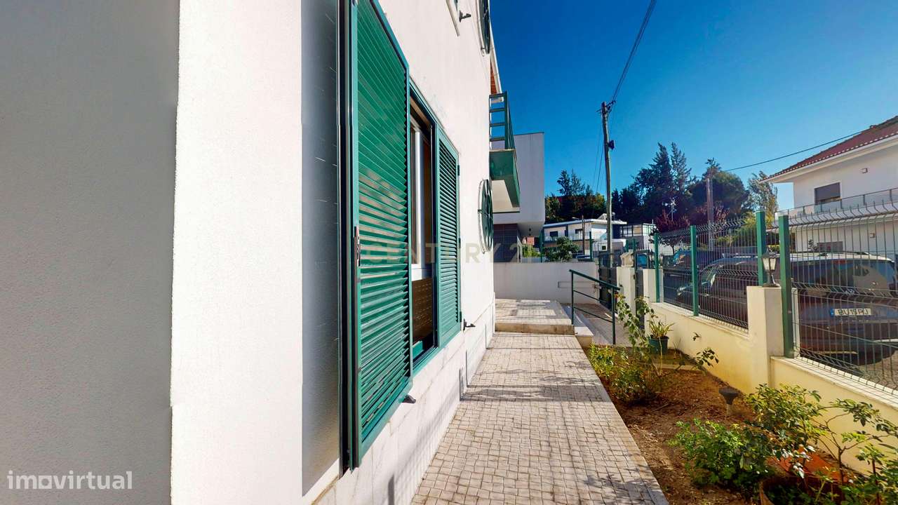 Moradia T4 em Alverca, com Jardim e Garagem-14