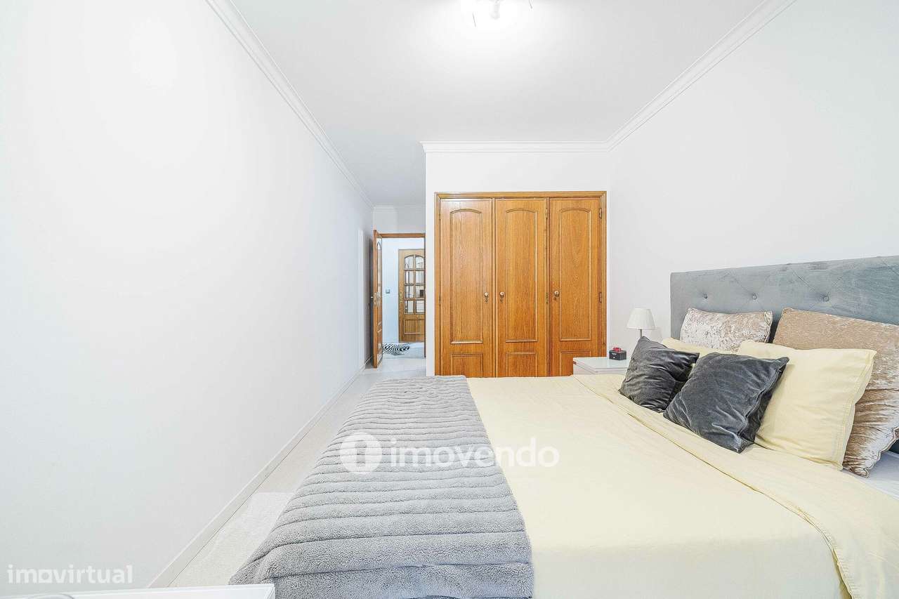 Apartamento T3, com estacionamento e arrecadação, na Ramada-24