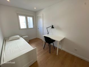 698135 - Quarto de solteiro com banheiro...