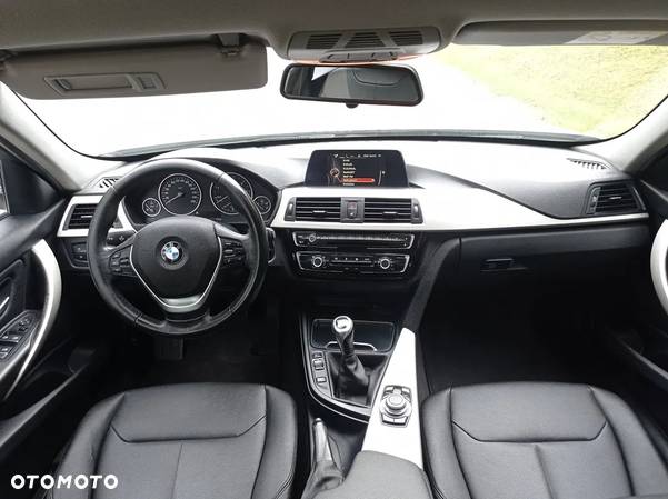 BMW Seria 3 318d Touring - 12