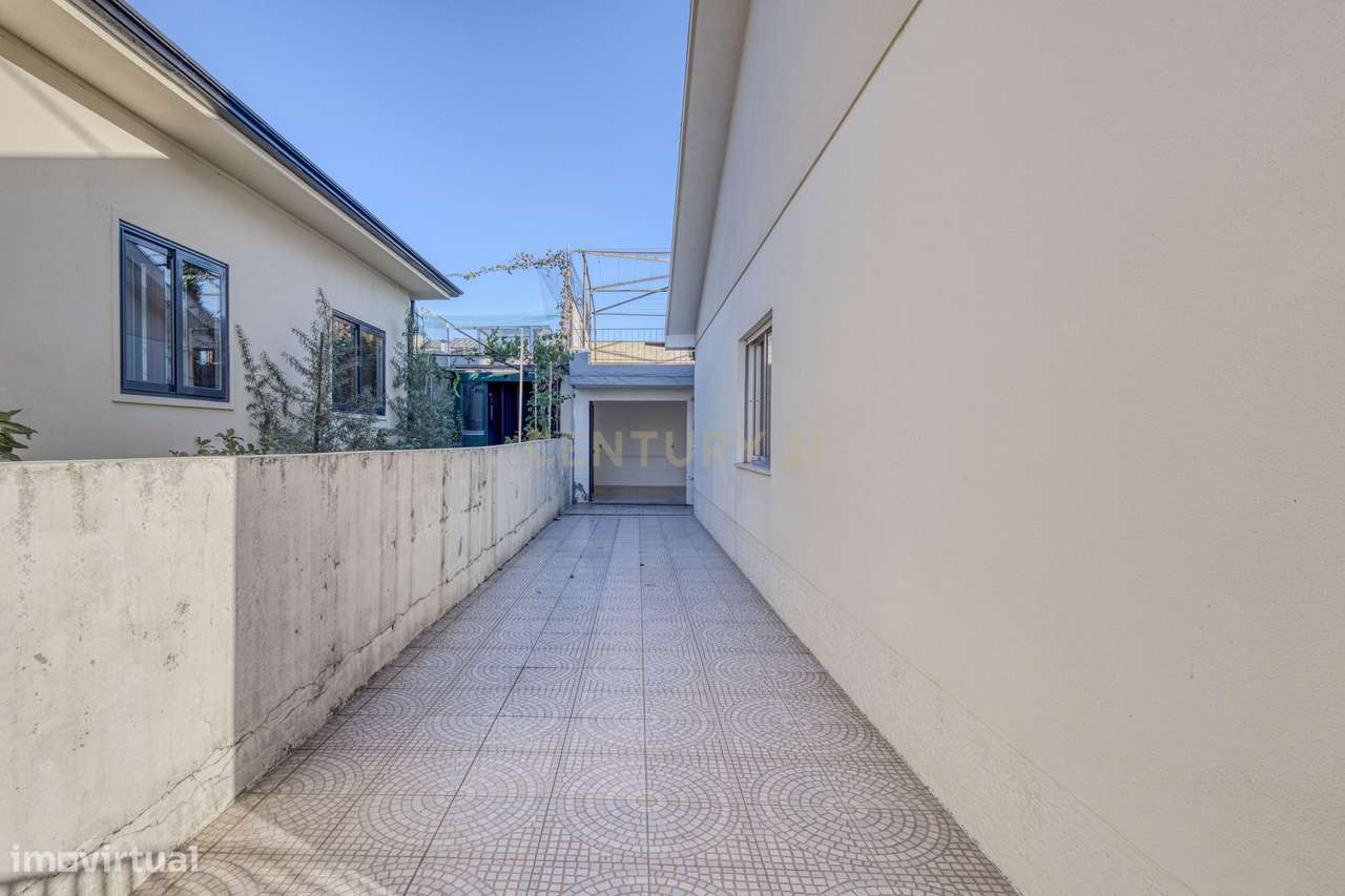 Moradia T3 com 4 frentes e garagem junto a igreja da Santa Rita-10