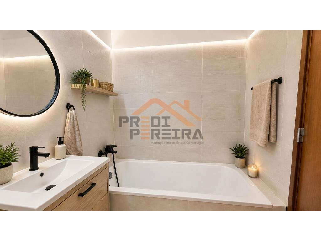 Situado na zona da Torre, em Cascais,, apartamento T2.-5