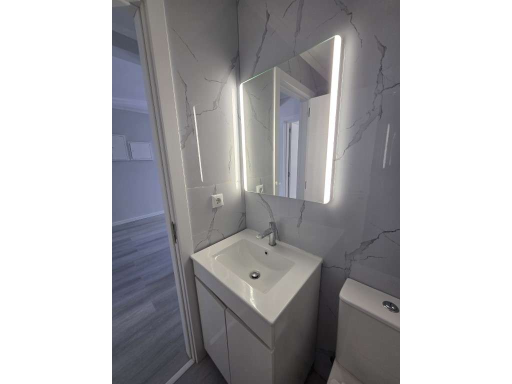 Apartamento T2 renovado em Benfica-16