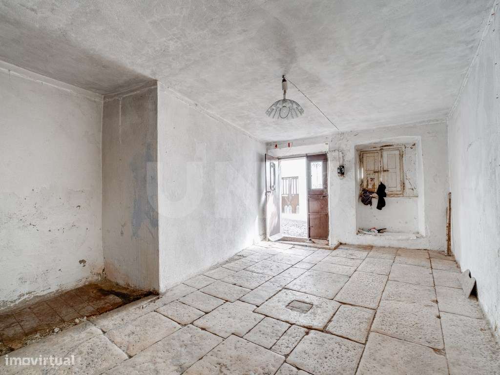 Moradia rés-do-chão para remodelação no Centro Histórico de Estremoz - Grande imagem: 5/19