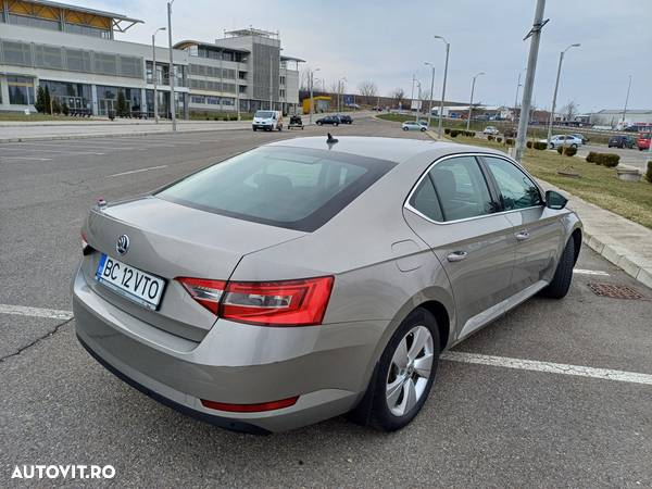 Skoda Superb 2.0 TDI Style - 4