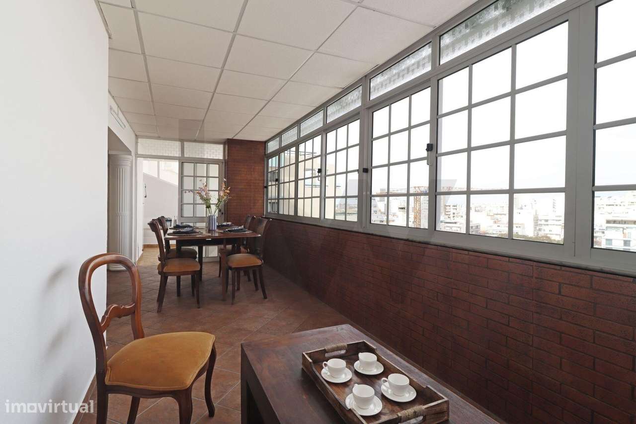 Apartamento T2 exclusivo no último piso do Edifício Royal com terraço-39