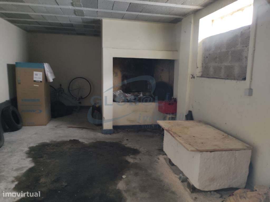 Moradia T5 com Grande Terreno Plano, Garagem, Anexos e Elevado Pote...-22