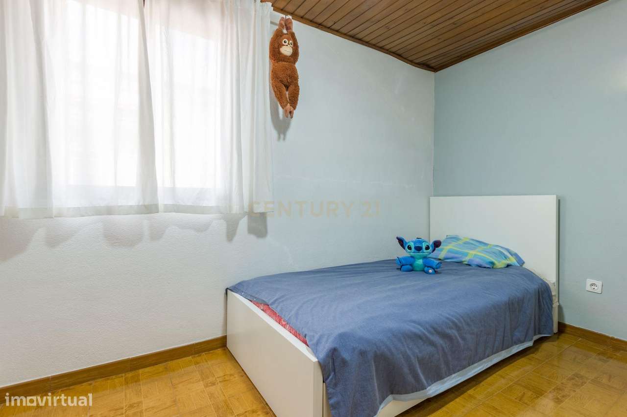 Moradia isolada  de gaveto com  5 assoalhadas num lote de 426 m2 na Qu-19