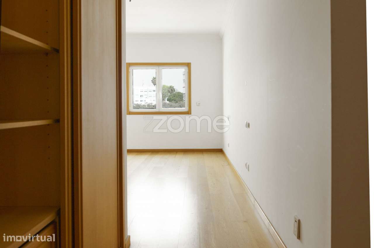 Apartamento T3 com varanda e vista de mar no L Towers em Paço de Ar...-9