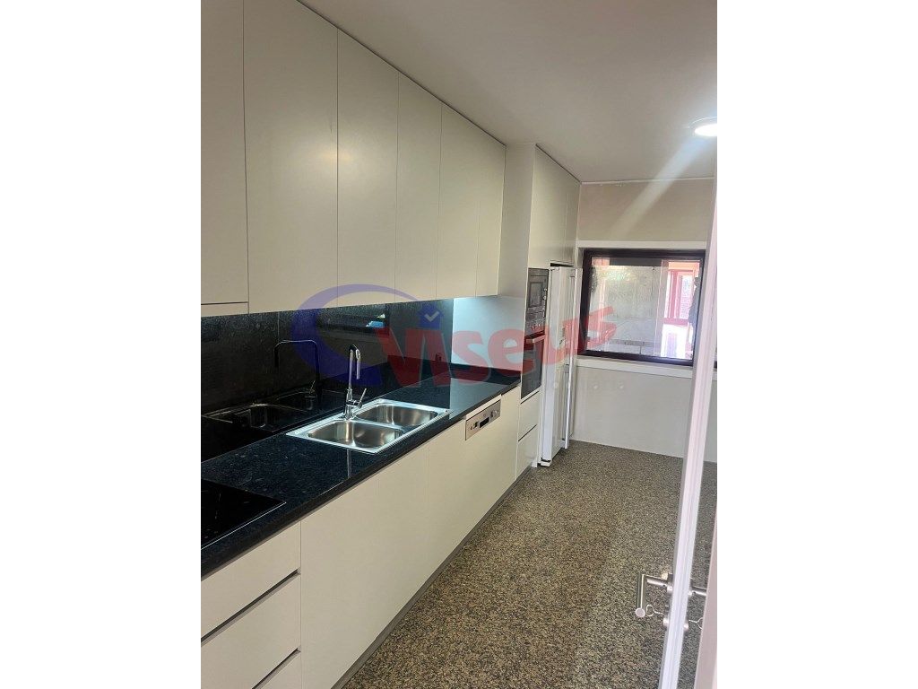 Apartamento T3+1 na 1.ª Linha de Mar Praia de Canidelo