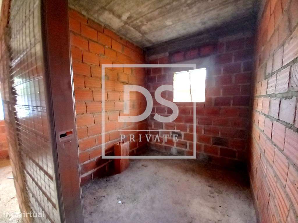 Moradia T3 Térrea unifamiliar de arquitetura moderna em fase de constr-14