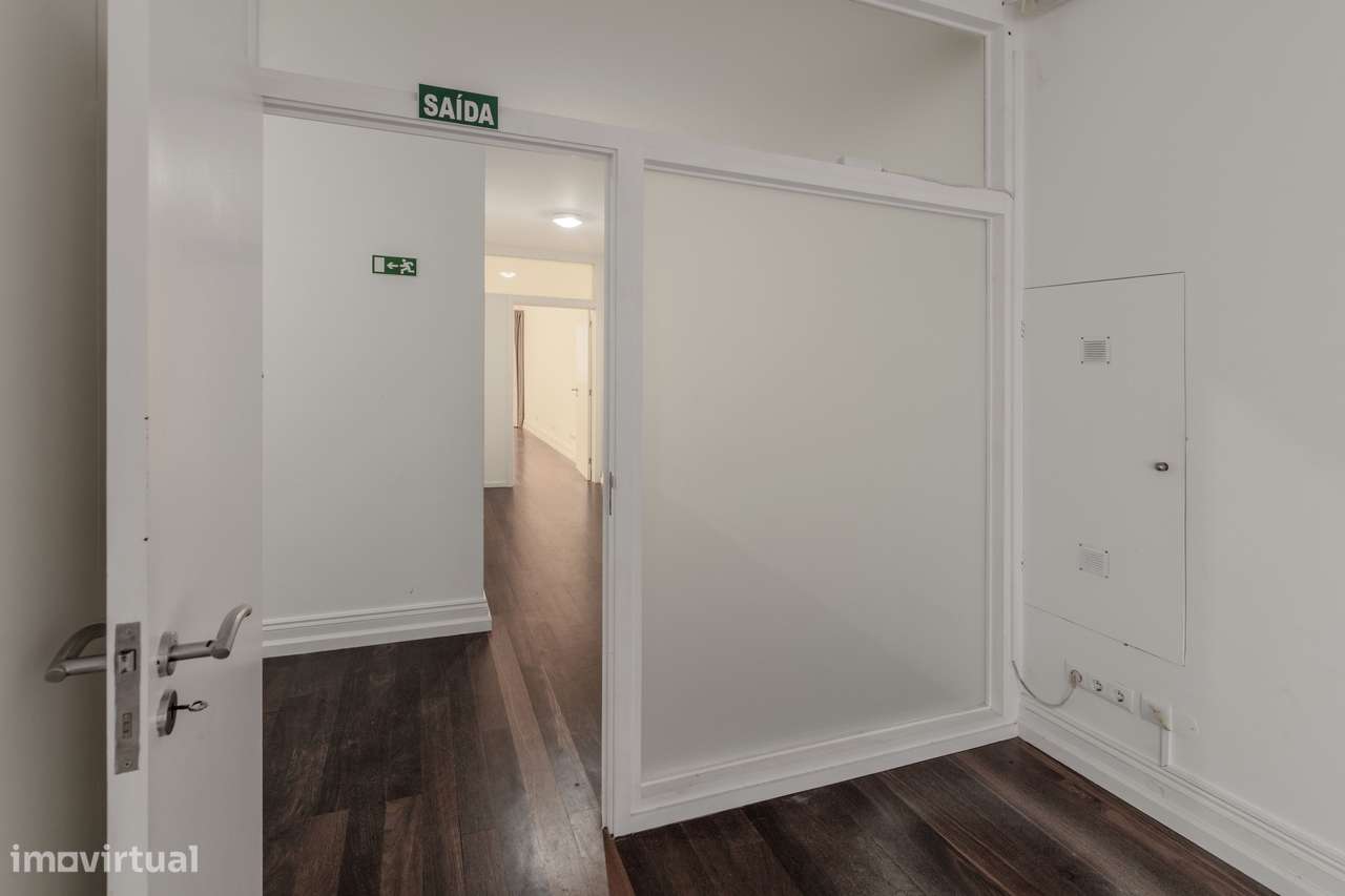 Escritório no Centro de Ponta Delgada – 2 Salas e WC Privativo - Grande imagem: 3/17