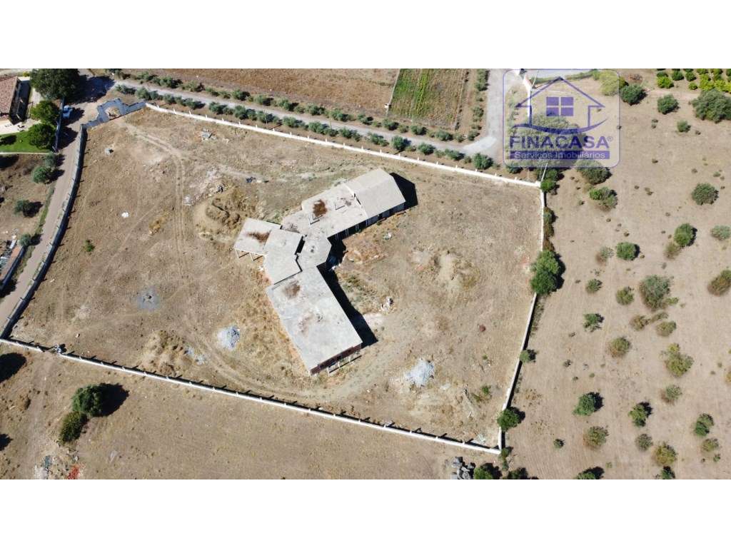Terreno com moradia situado numa zona sossegada - Brejos(Elvas)-19