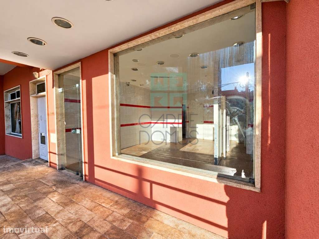 Loja comercial com 50m2, montra, zona movimentada, no Cacém, Sintra-1