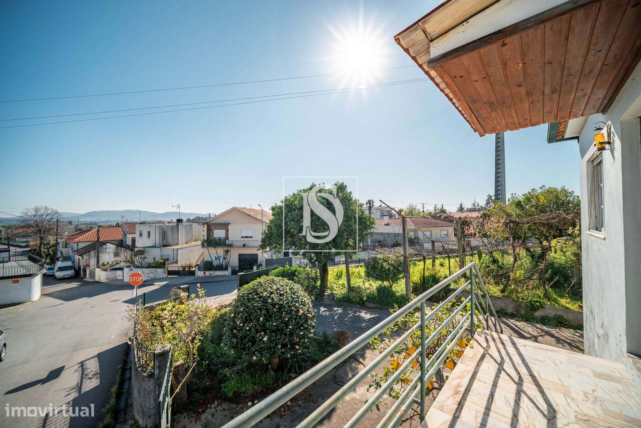 Moradia inserida numa área total de terreno de 2.643 m², em Galegos Sa - Grande imagem: 3/37