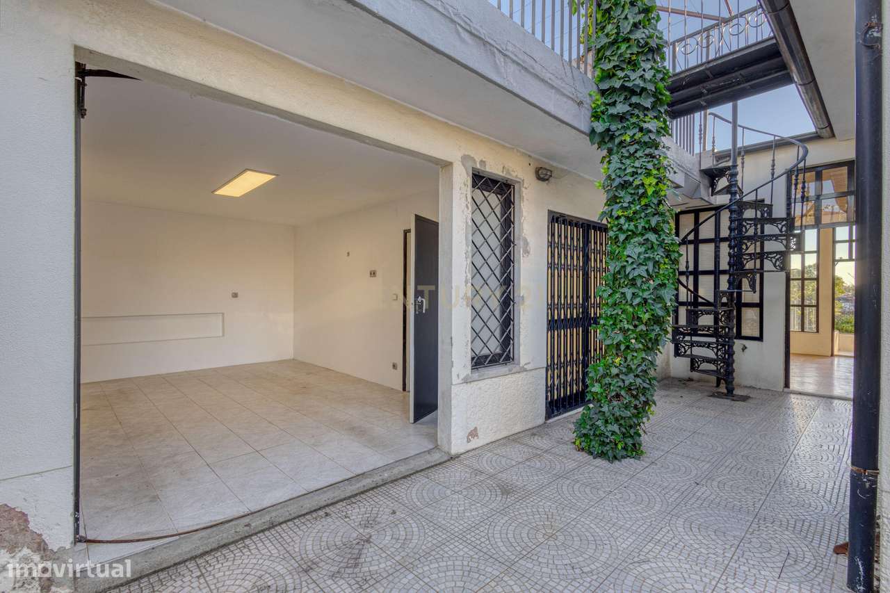 Moradia T3 com 4 frentes e garagem junto a igreja da Santa Rita-12