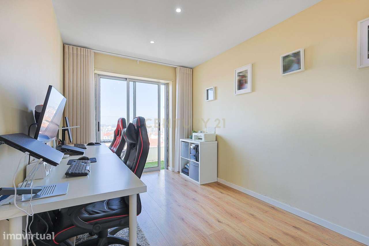 T3 Remodelado com Varanda e Vista para Lisboa – Torre da Marinha, Seix-23