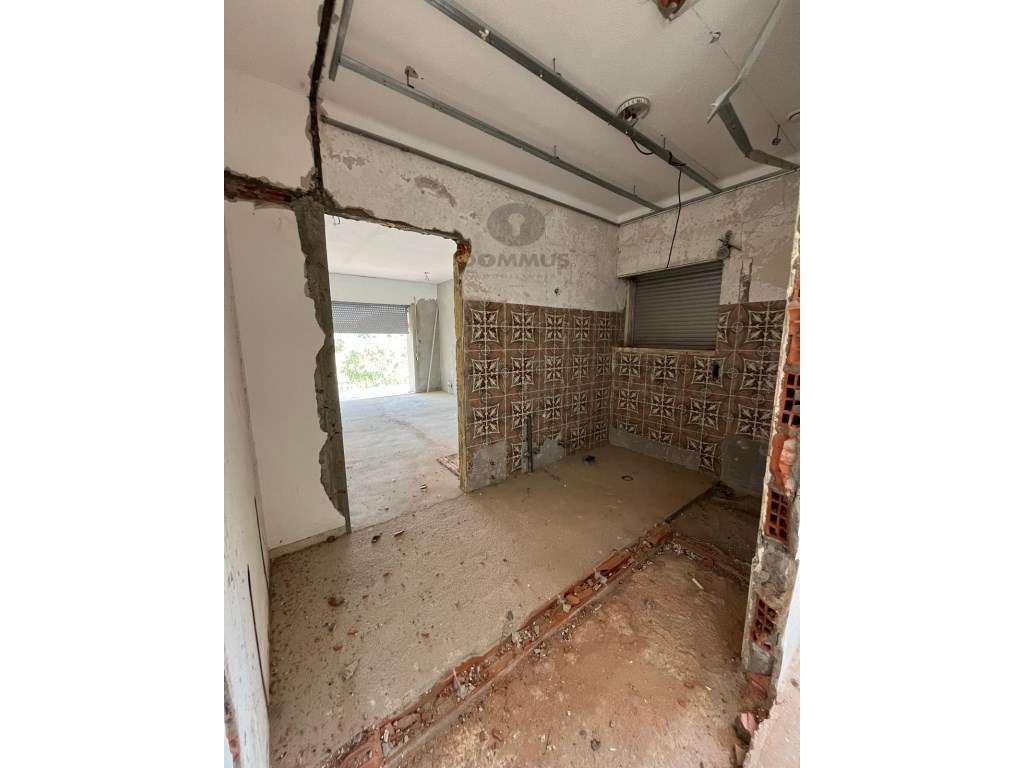 Moradia T4 para Recuperar em Ourém com Terreno Anexo-10