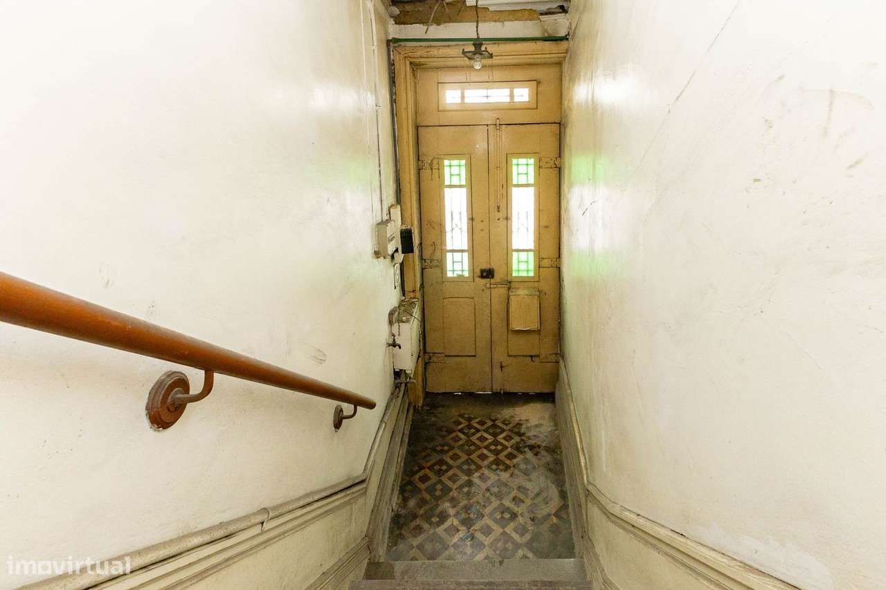 Andar Moradia T4 Duplex para Renovação Total-7