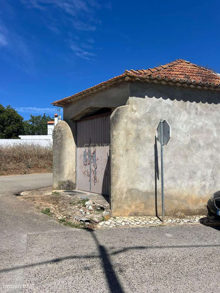 Potencial a 50km de Lisboa: Casa para Renovar com Amplo Logradouro num - Grande imagem: 4/18