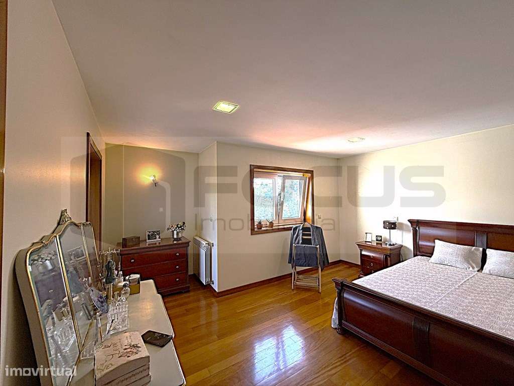 Espaçosa moradia T4 para venda em Esgueira-30