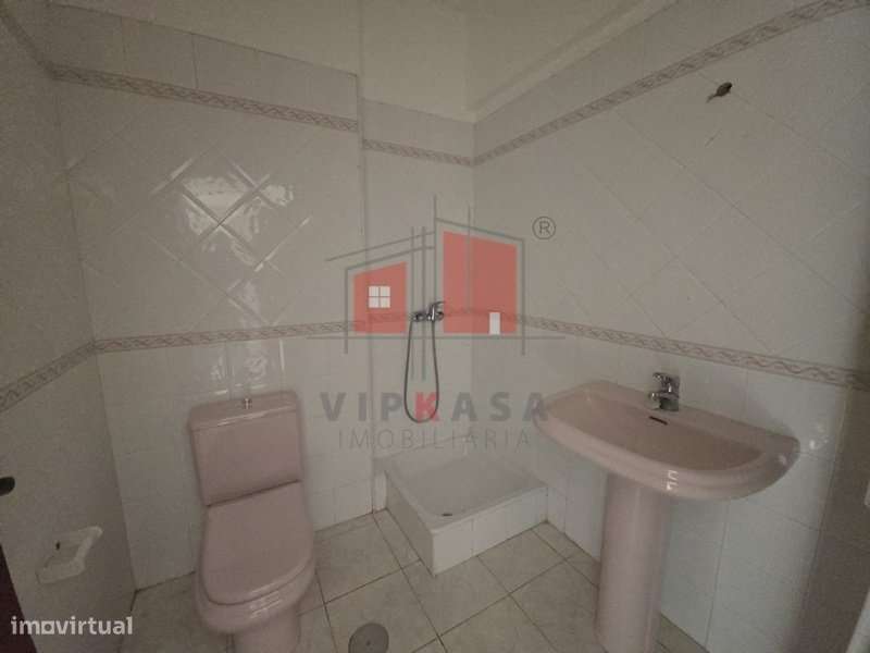 Apartamento T3 em zona sossegada do carregado-12