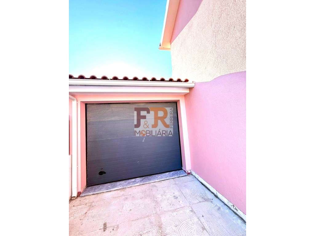 Moradia isolada Duplex T5 com Garagem e Piscina Fernão Ferro - Grande imagem: 5/41