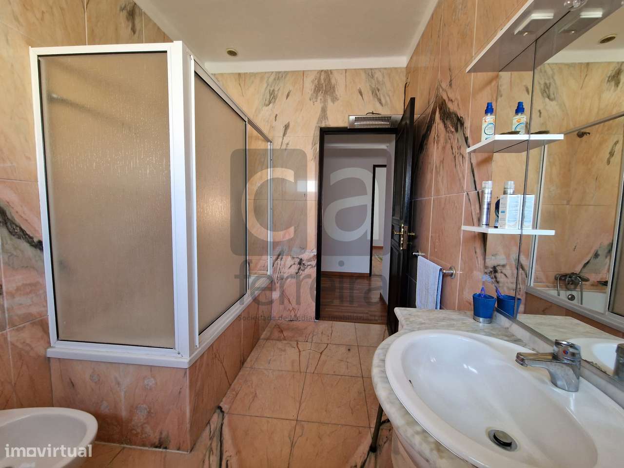 Moradia T3+1 no centro de Almeirim com garagem ampla e quintal-25