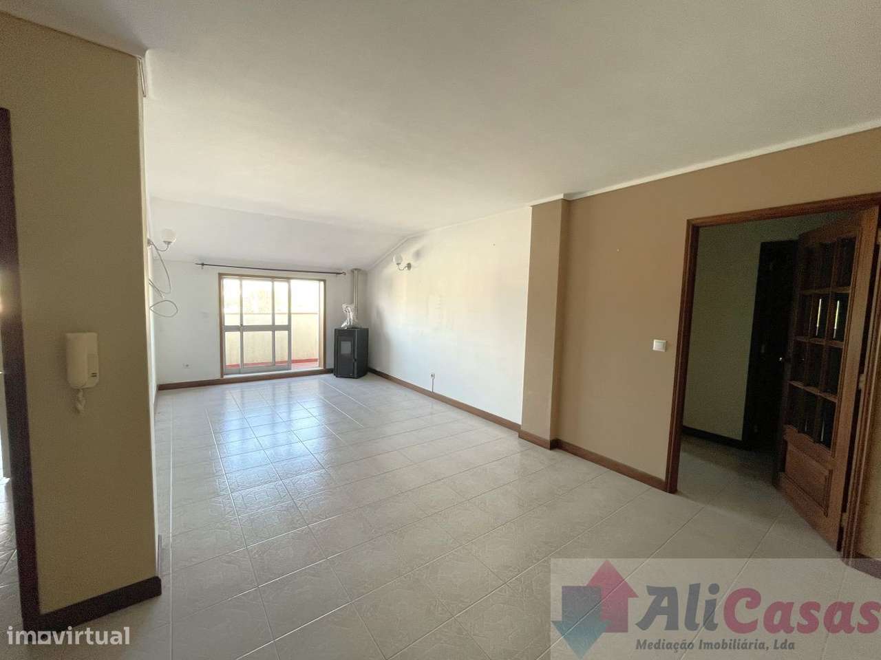 Excelente T1 C/Varanda último Andar - Grande imagem: 3/26