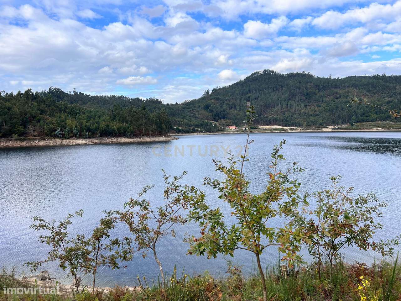 Terreno com 1250m2 em Fornelo, junto ao lago, zona urbanizável - Grande imagem: 2/6