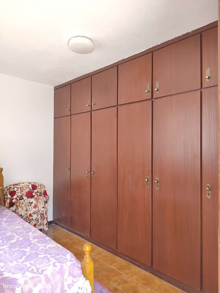 Moradia térrea com 4 frentes, garagem, anexos, jardim e bons acessos-39