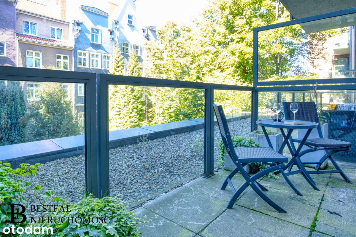 Apartament  z halą garażową balkonem i tarasem-4