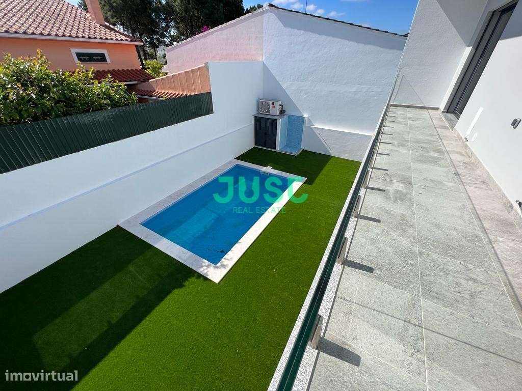 Moradia T4 com 3 suítes e piscina em Fernão Ferro.-20