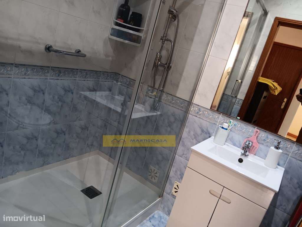 Moradia T4 totalmente remodelada, garagem, sotão e espaço exterior,...-42