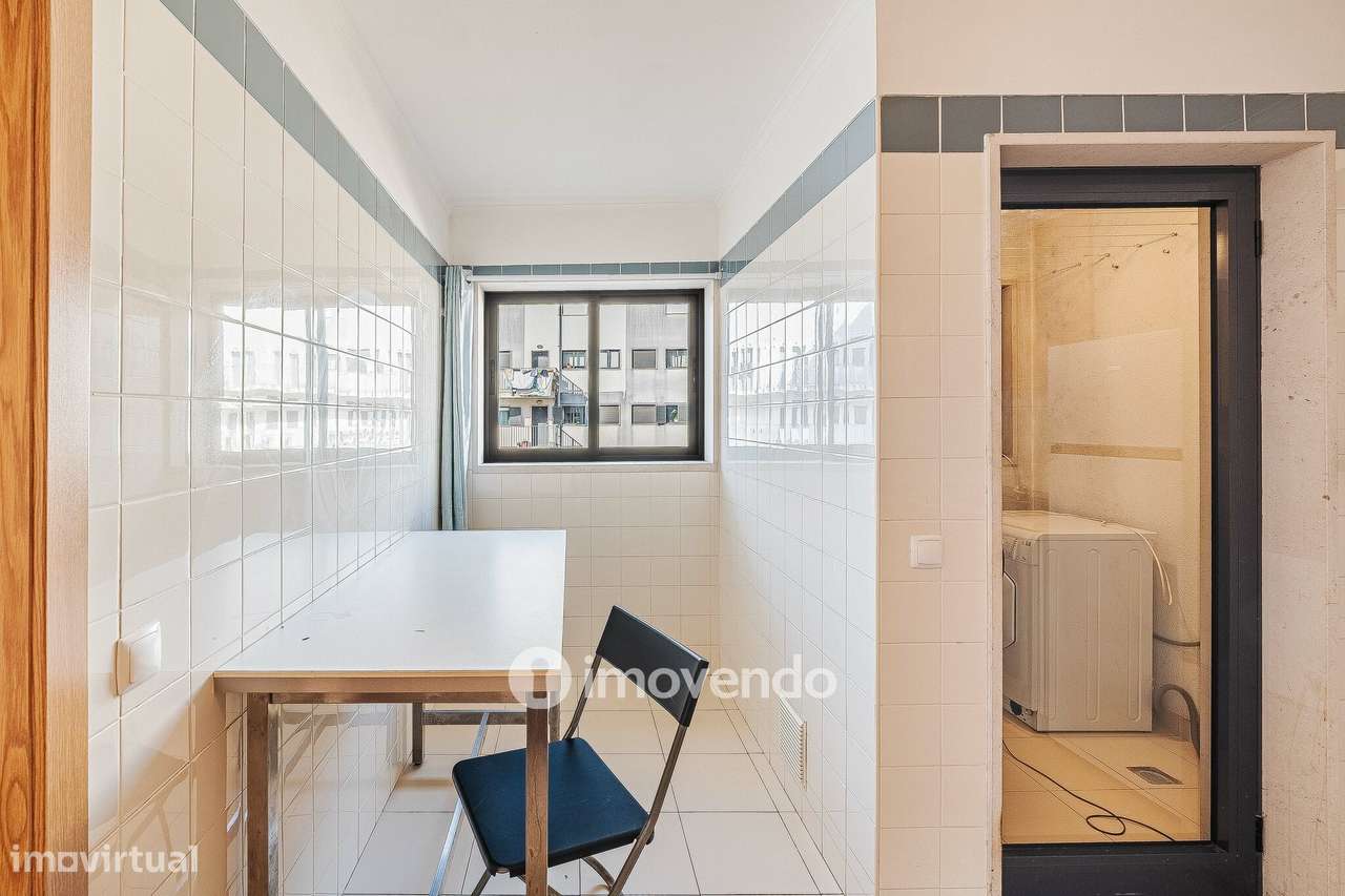 Apartamento T2 com cozinha equipada e estacionamento, na Ameixoeira-11