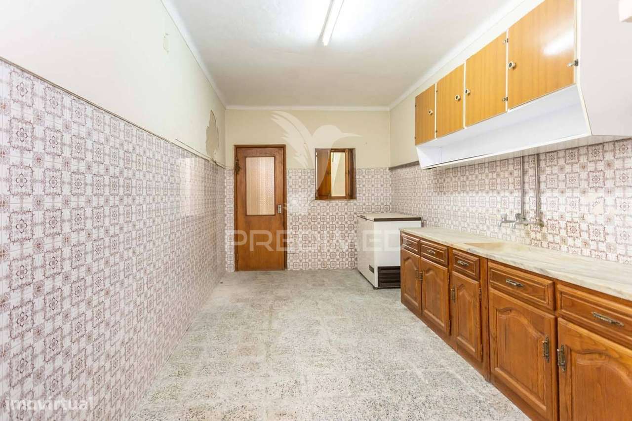 MORADIA COM LOGRADOURO, GARAGEM , TERRAÇO E SOTÃO - Grande imagem: 2/35