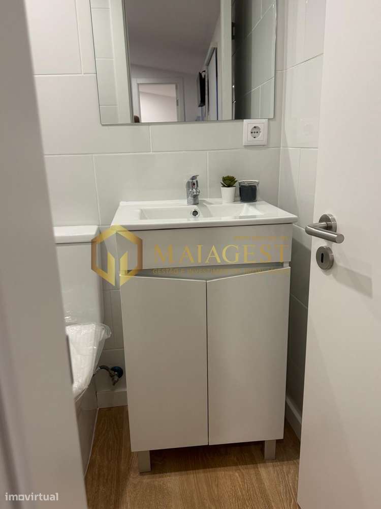 Moradia remodelada dividida em 3 habitações em Canelas-9