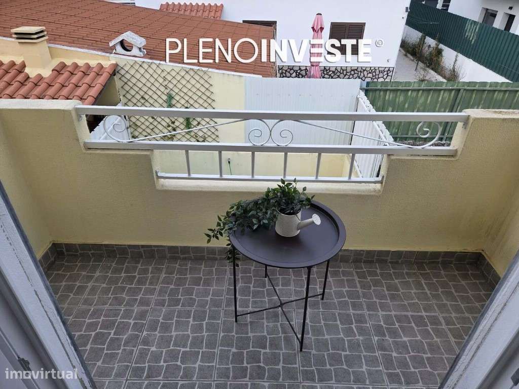 Moradia T3 com sótão aproveitado na Quinta do Conde-14