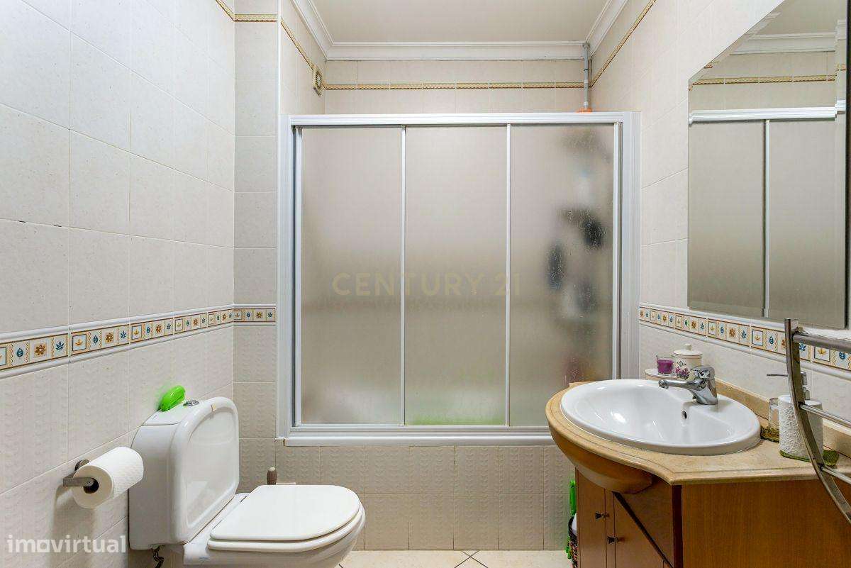 Apartamento T2 com Grandes Varandas e estacionamento no Mato Santo Esp-16