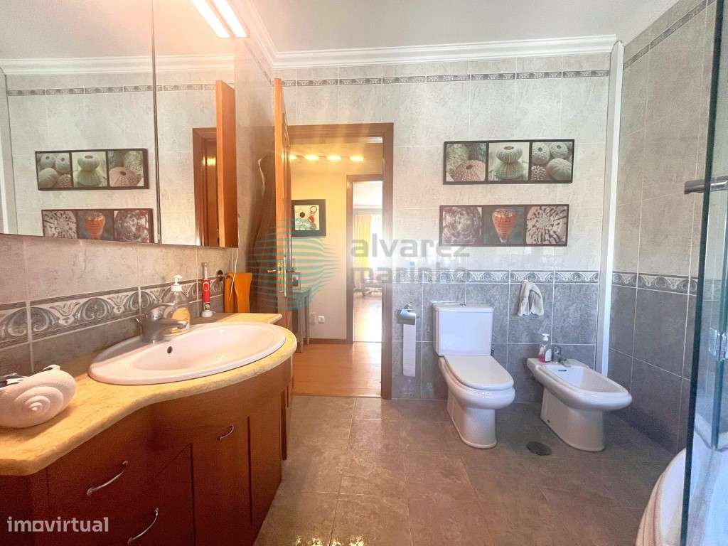 Moradia V3 situada no centro do Bombarral-18