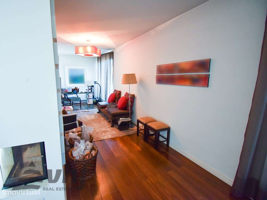 Oportunidade Única: T5 de Excelência no Condomínio Jardim das Camélias-6