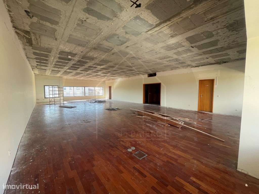 Prédio Urbano no Centro da Maia Potencial para Serviços ou Habitação-9