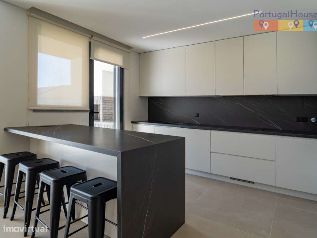 Vivenda T4+1 na praia do Areal com piscina.-13