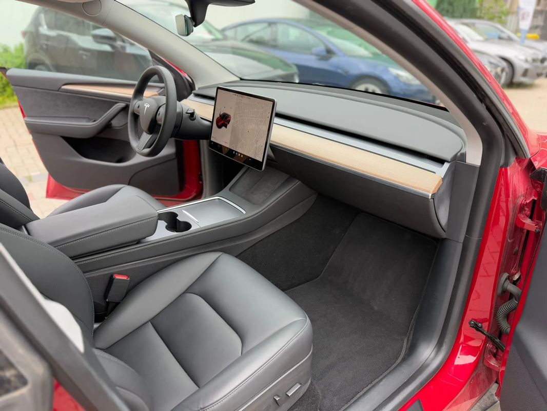 Tesla Model Y Long Range Dual Motor AWD - 13