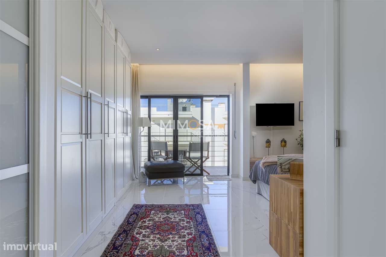 Cobertura exclusiva no Meia Praia T3 com um amplo terraço no último pi - Grande imagem: 4/53