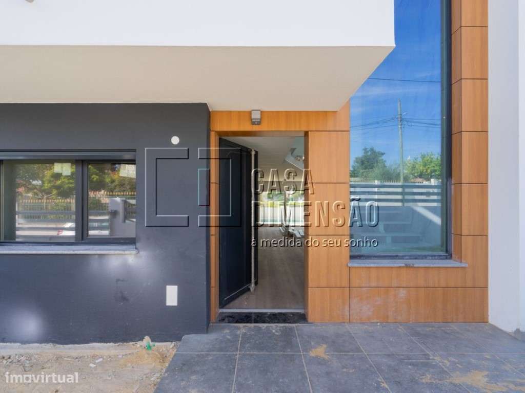 Moradia isolada de tipologia T4 localizada na zona da Charneca da C...-59