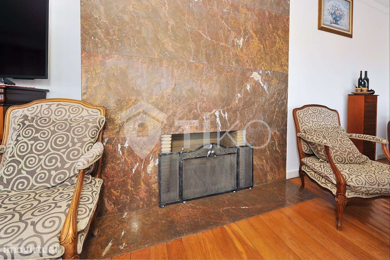 Excelente Apartamento 6 divisões com 2 parqueamentos e 2 arrecadações - Grande imagem: 5/35