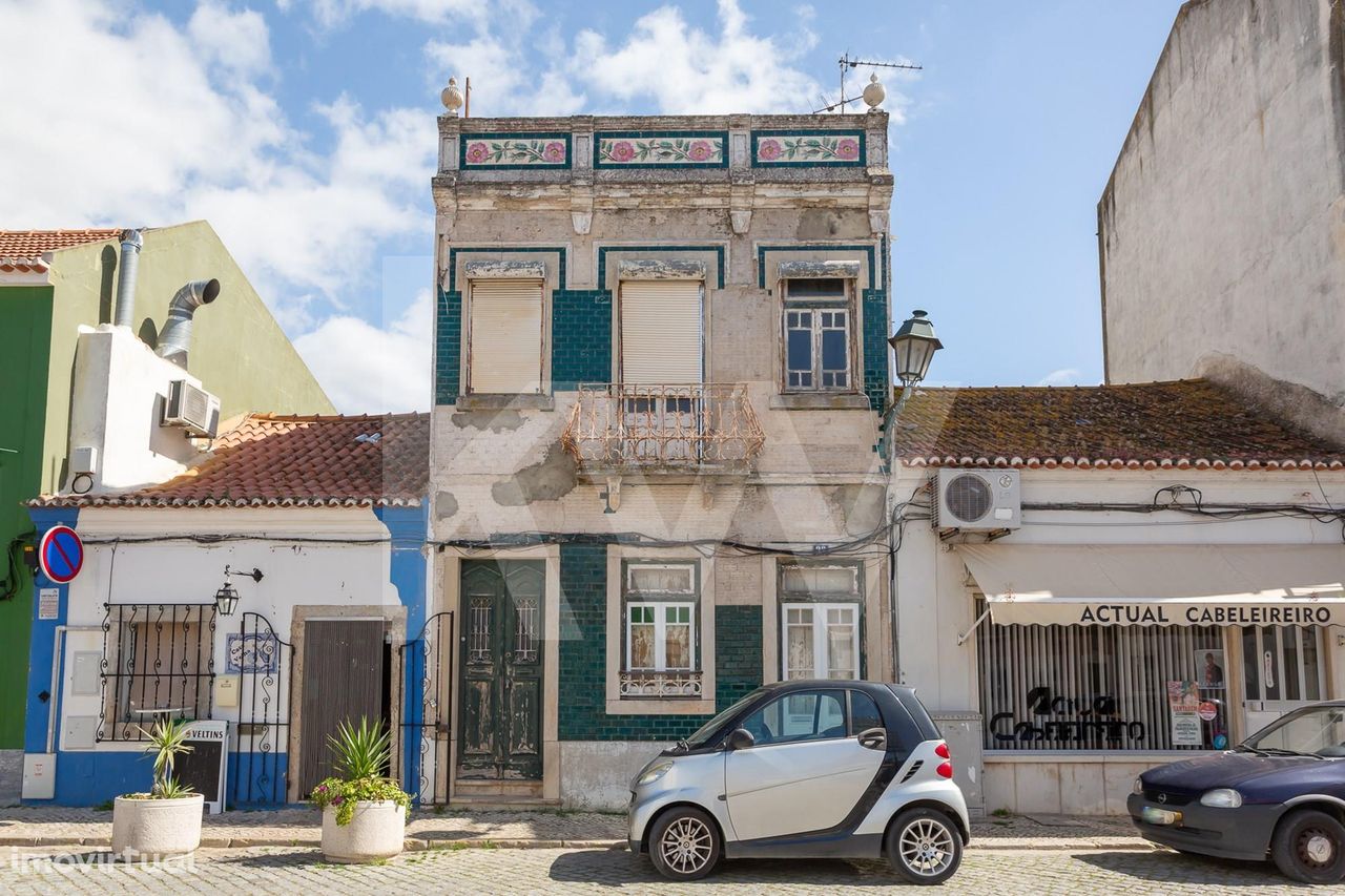 Prédio familiar no Centro Histórico de Alcochete - recuperar