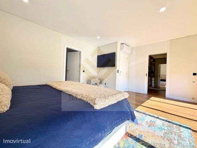 Moradia T4 de Luxo com Piscina e Jardim em Esmoriz-35