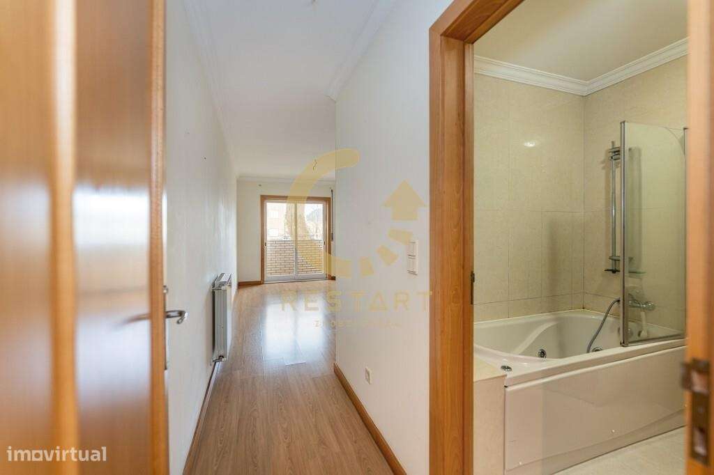 Apartamento T3 com excelente exposição solar, box fechada e junto ao m-33